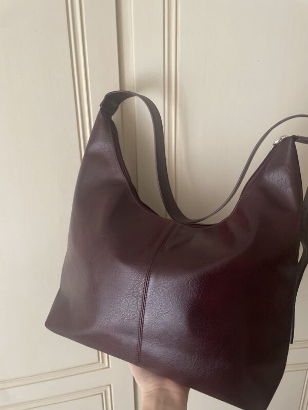 Borsa viola porpora a tracolla