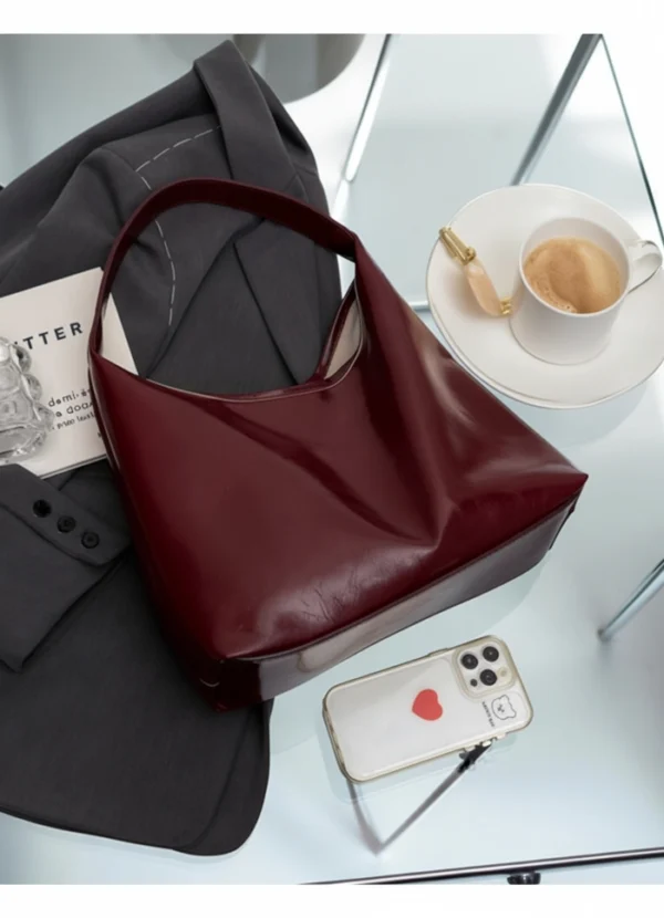 Borsa rossa lucida a spalla - immagine 2