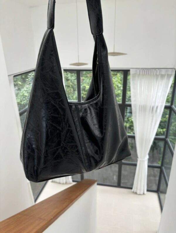 Borsa nera  a spalla lucida - immagine 2