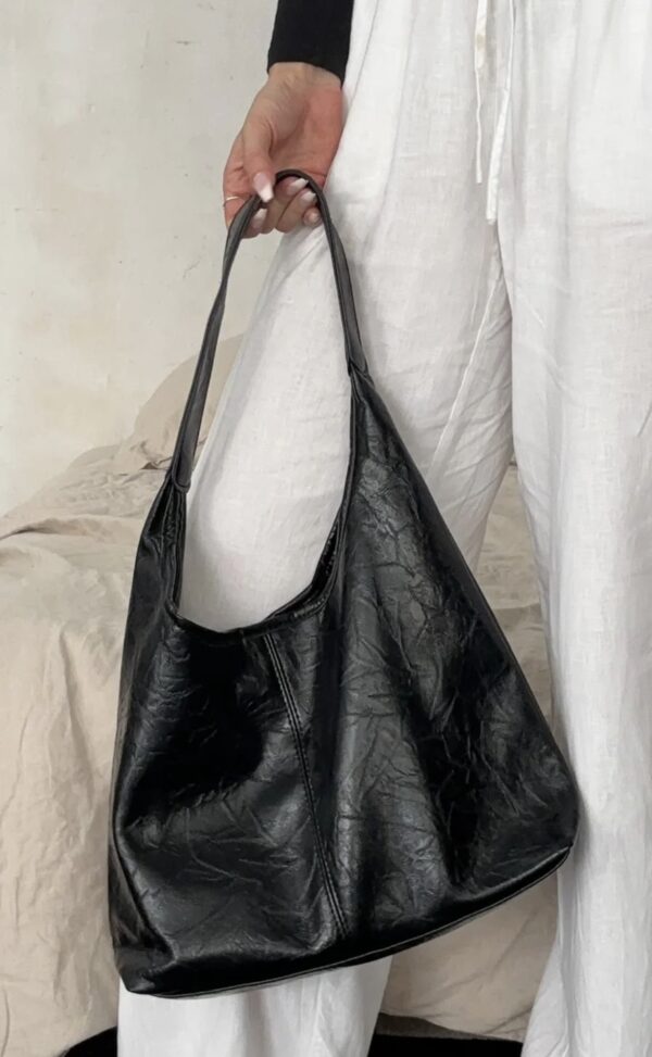 Borsa nera  a spalla lucida