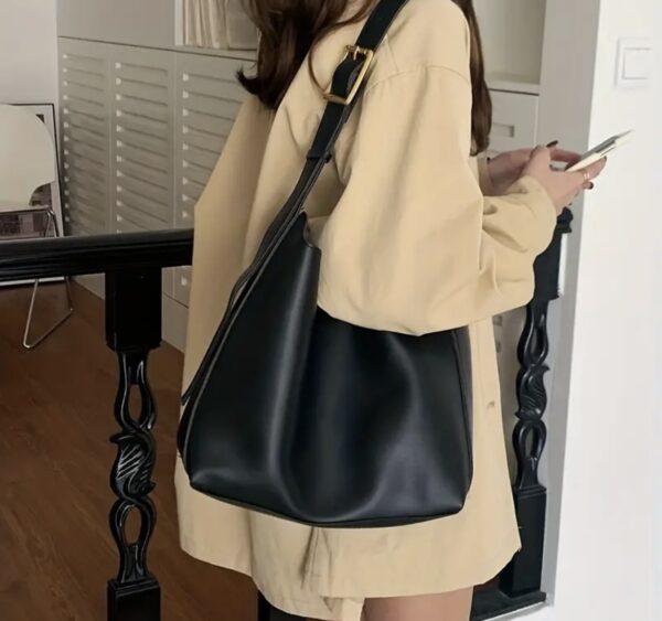 Borsa Nera a Tracolla in Similpelle - Comoda ed Elegante