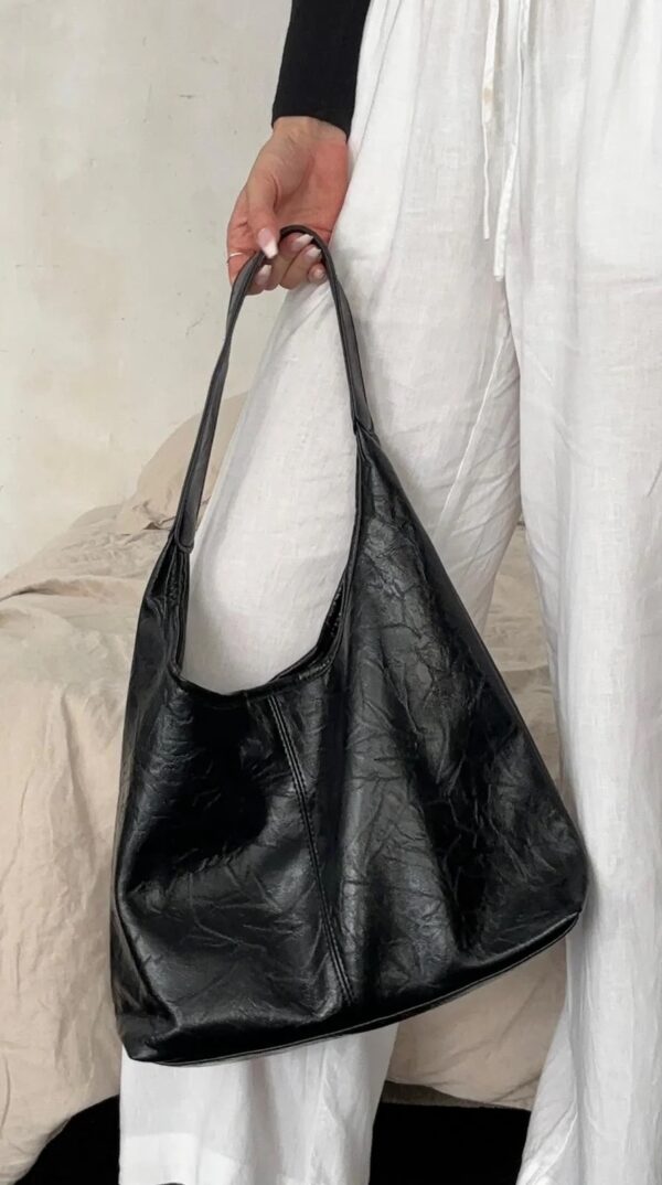 Borsa Nera a Spalla in Pelle Vegana: Eleganza Etica - immagine 2