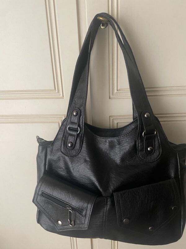 Borsa Nera Maxi a Spalla in Similpelle: Ampia ed Elegante - immagine 3