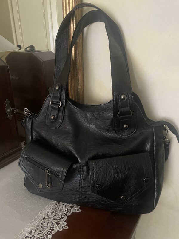 Borsa Nera Maxi a Spalla in Similpelle: Ampia ed Elegante