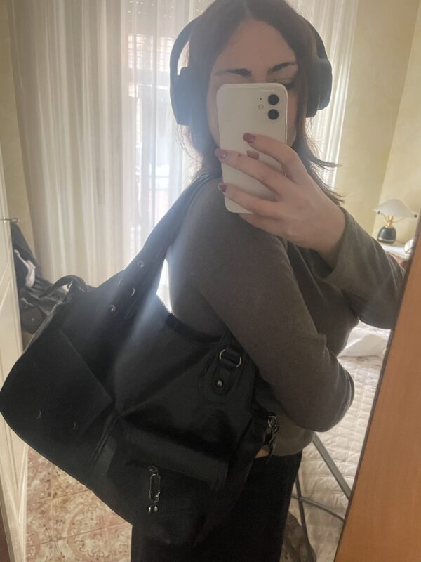 Borsa Nera Maxi a Spalla in Similpelle: Ampia ed Elegante - immagine 2