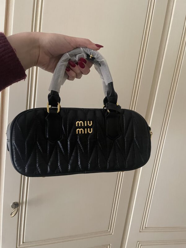 Borsa Nera Miu Miu in Pelle: Eleganza Compatta