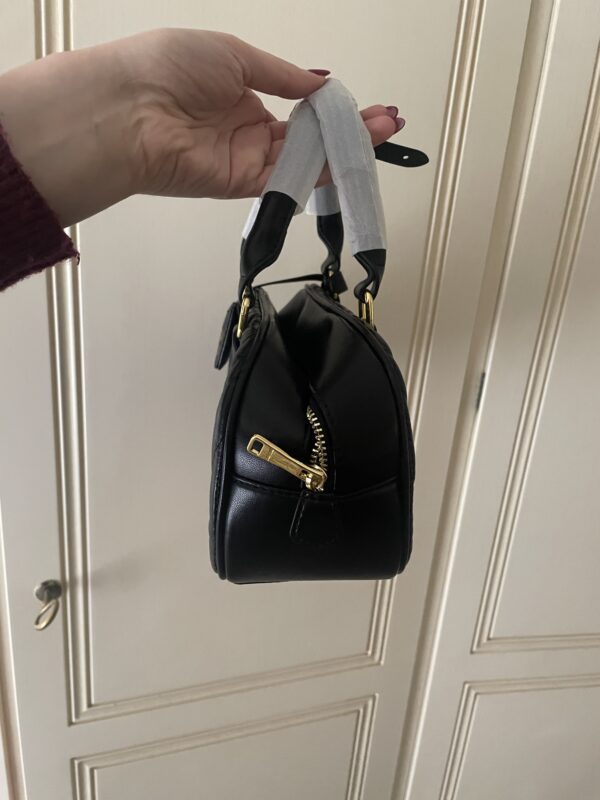 Borsa Nera Miu Miu in Pelle: Eleganza Compatta - immagine 4