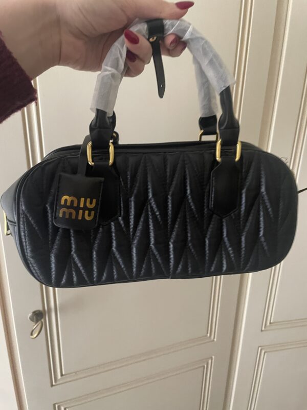 Borsa Nera Miu Miu in Pelle: Eleganza Compatta - immagine 2