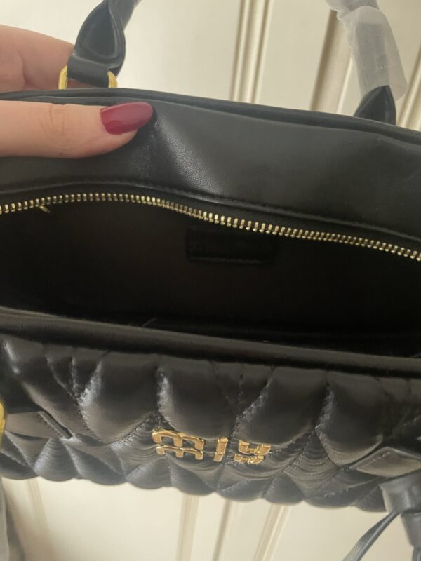 Borsa Nera Miu Miu in Pelle: Eleganza Compatta - immagine 3