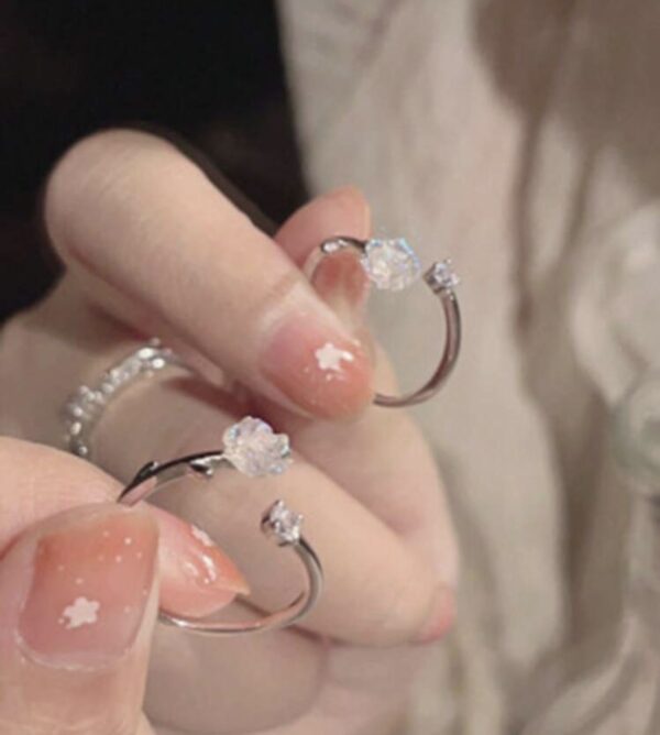 Anello Dorato con Rosa: Stile Regolabile e Raffinato