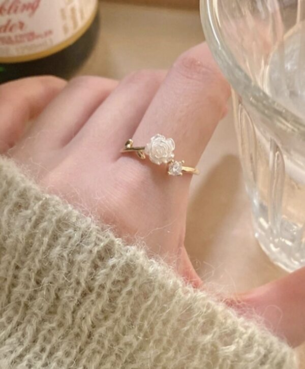 Anello Dorato con Rosa: Stile Regolabile e Raffinato - immagine 2