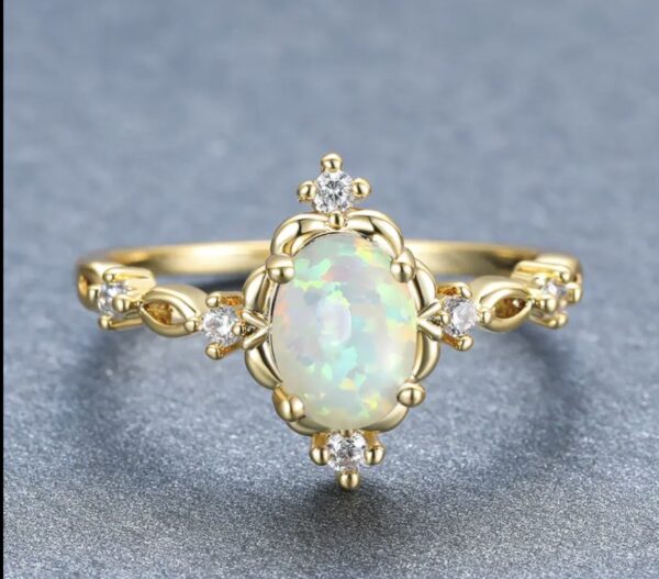 Anello con Opale in Acciaio Inox: Eleganza Iridescente