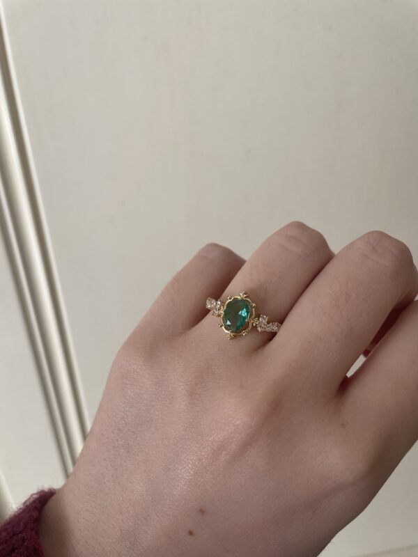 Anello con Pietra Verde in Acciaio Inox: Eleganza e Resistenza