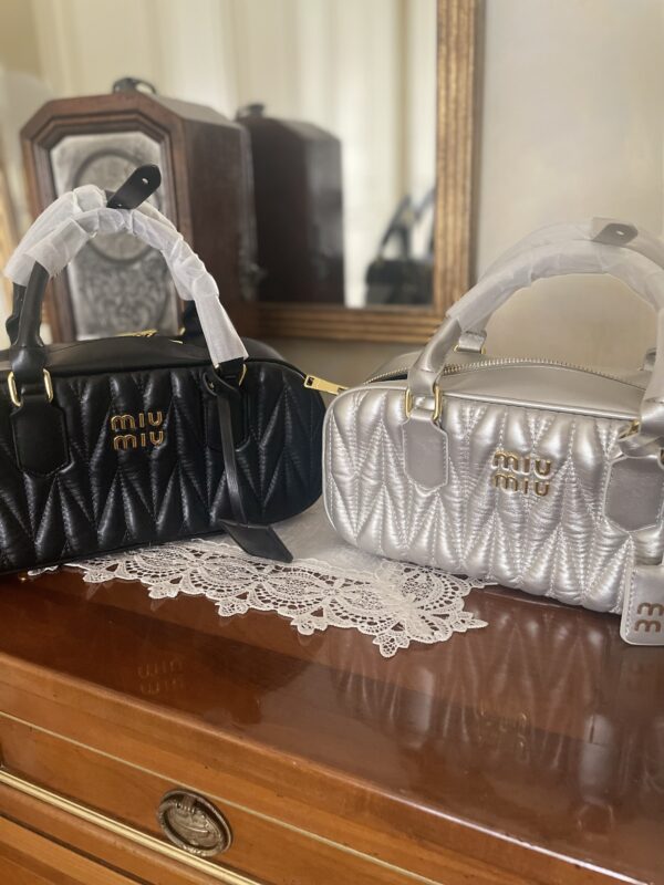Elegante Borsetta Miu Miu in Pelle - immagine 2