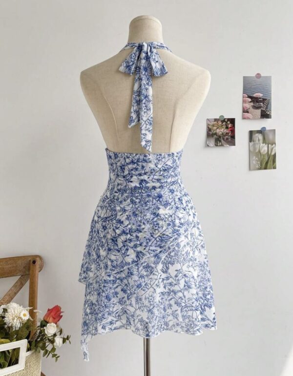 Abito Blu e Bianco: Eleganza Versatile - immagine 2