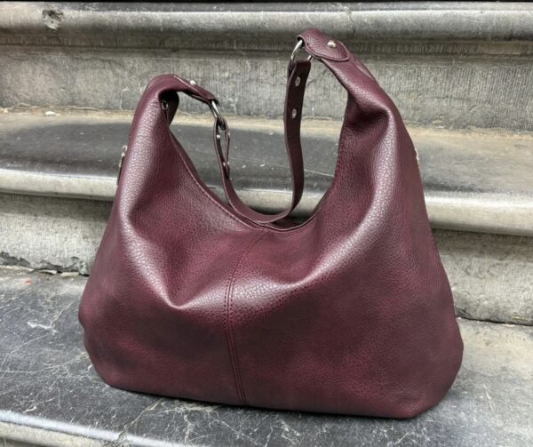 Borsa Viola Porpora a Spalla in Similpelle: Eleganza Distintiva