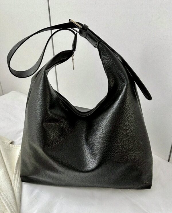 Stile e Praticità: Borsa Nera a Tracolla con Dimensioni Ottimali - immagine 2