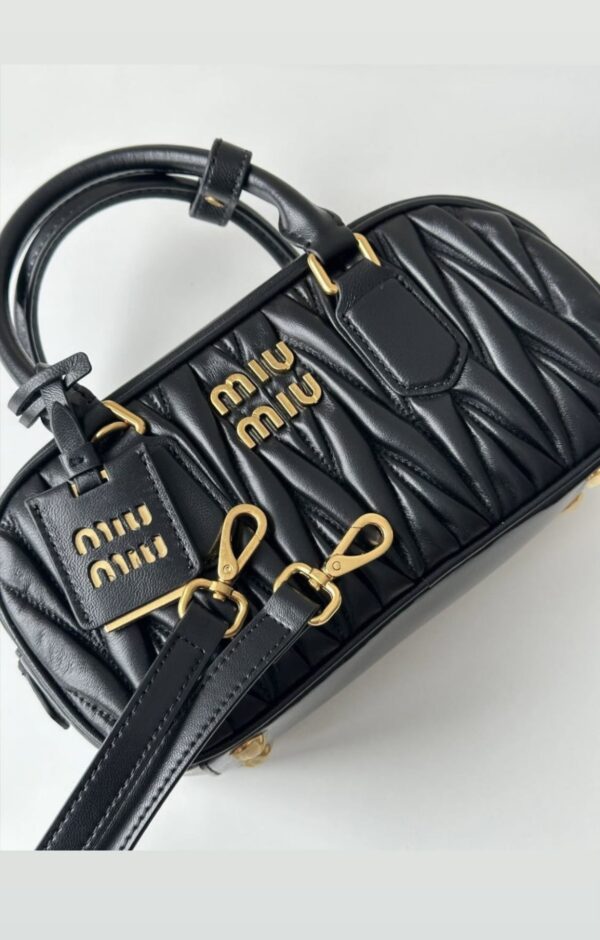 Borsa Miu Miu Nera: Eleganza e Qualità Top in Ogni Dettaglio