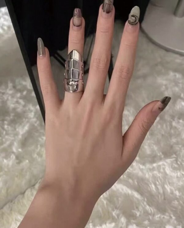 Anello Nana di Vivienne Westwood: Eleganza in Acciaio Inox - immagine 2