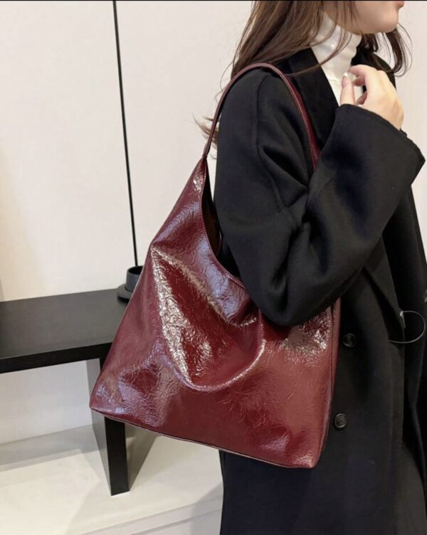 Borsa Rossa a Spalla in Similpelle: Stile e Funzionalità - immagine 3