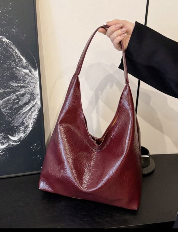 Borsa Rossa a Spalla in Similpelle: Stile e Funzionalità
