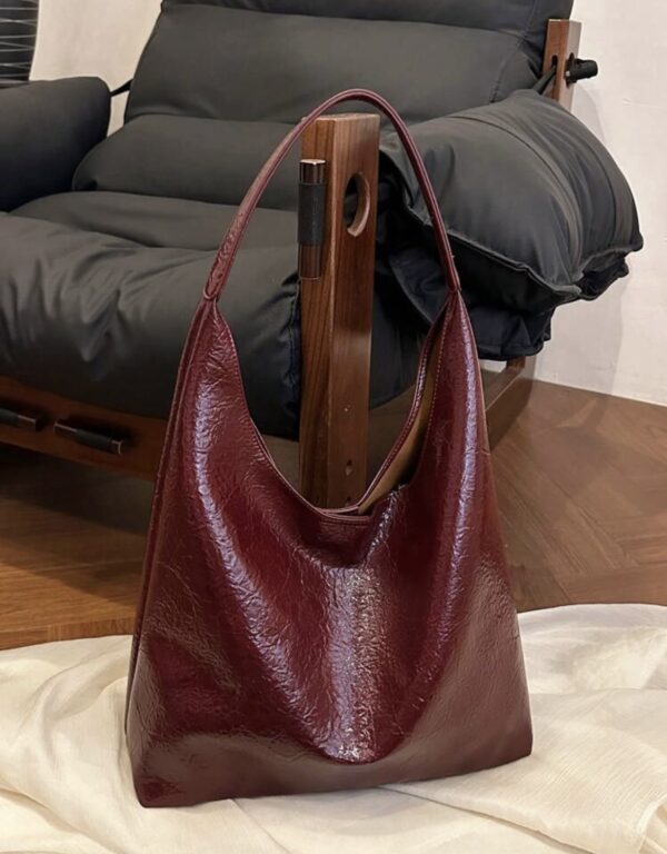 Borsa Rossa a Spalla in Similpelle: Stile e Funzionalità - immagine 2