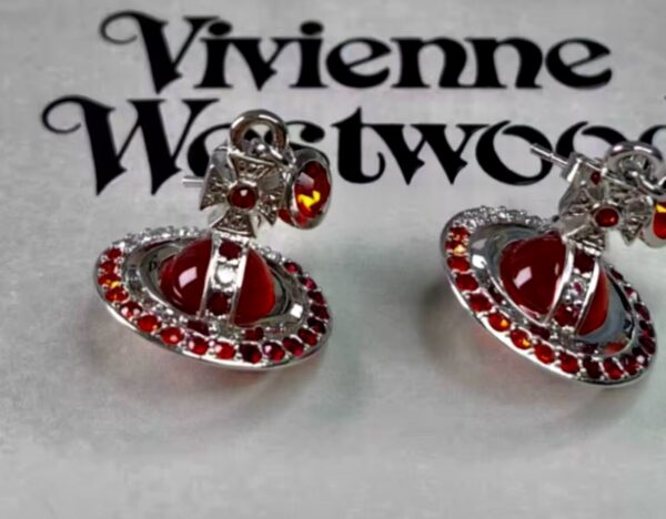 Orecchini Vivienne Westwood Rossi: Un Tocco di Eleganza Ribelle