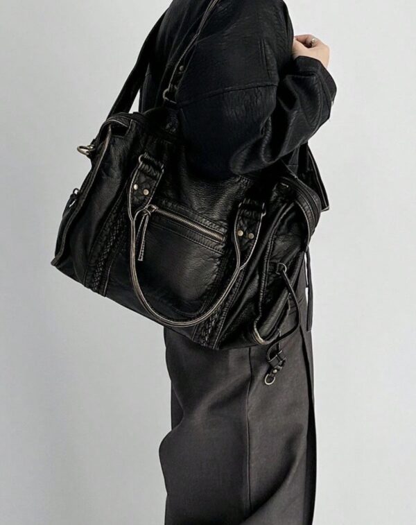 Borsa Nera Vintage in Pelle: Eleganza Classica