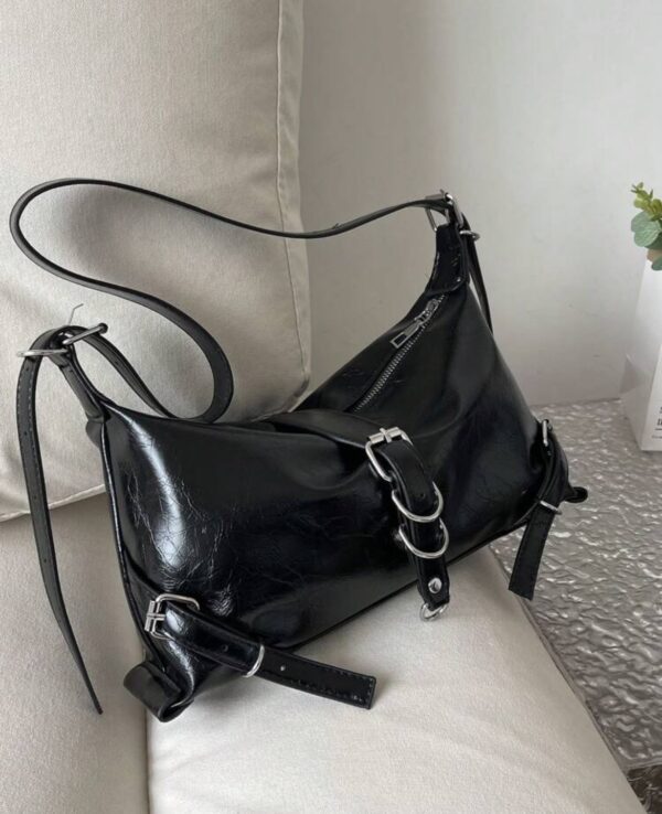 Borsa Nera in Similpelle: Versatilità a Spalla o Tracolla