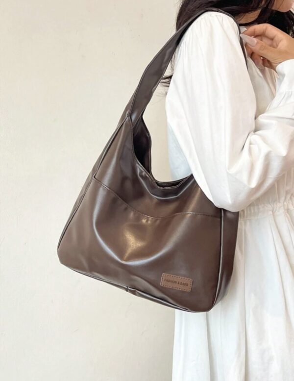 Borsa Marrone a Spalla in Ecopelle: Eleganza Pratica - immagine 2