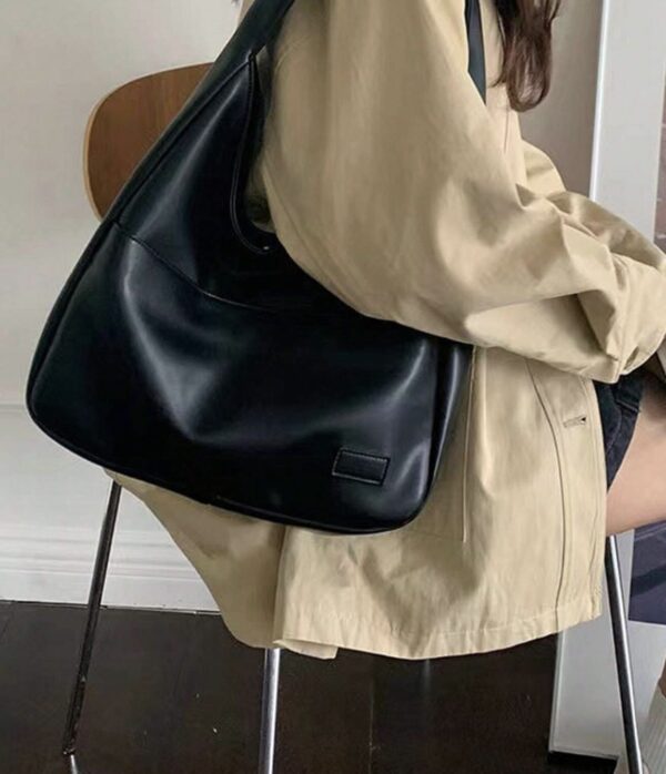 Borsa Nera a Spalla in Ecopelle: Eleganza Quotidiana