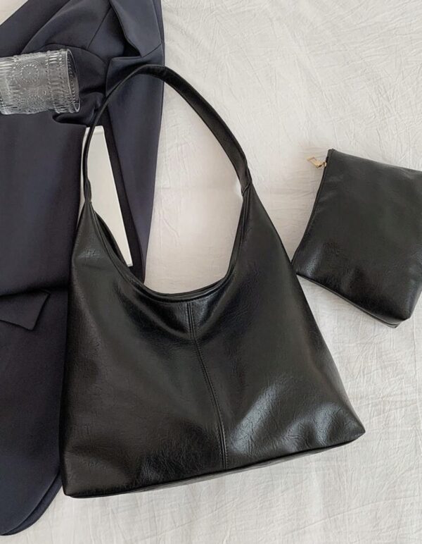 Borsa Nera a Spalla in Ecopelle con Pochette: Stile e Funzionalità