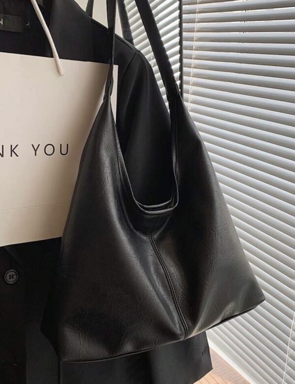 Borsa Nera a Spalla in Ecopelle con Pochette: Stile e Funzionalità - immagine 3